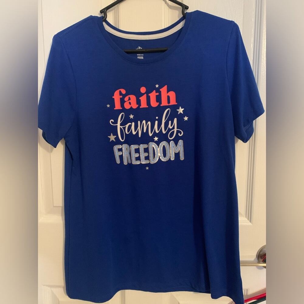 NEW PATRIOTIC FAITH FAMILY FREEDOM T-SHIRT Size M (8/10)